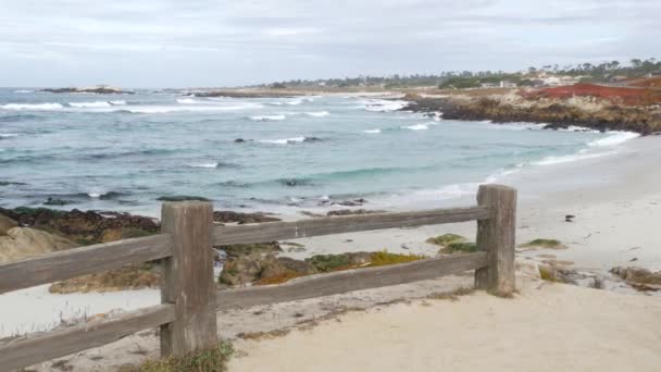 17-mils bilresa, Monterey, Kalifornien. Klippig knaprig havsstrand, vågor och trappor. — Stockvideo