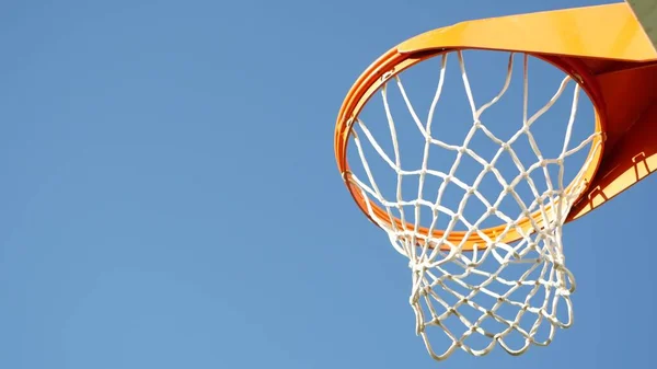 Basket domstol utomhus, orange båge, nät och backboard för korg bollspel. — Stockfoto