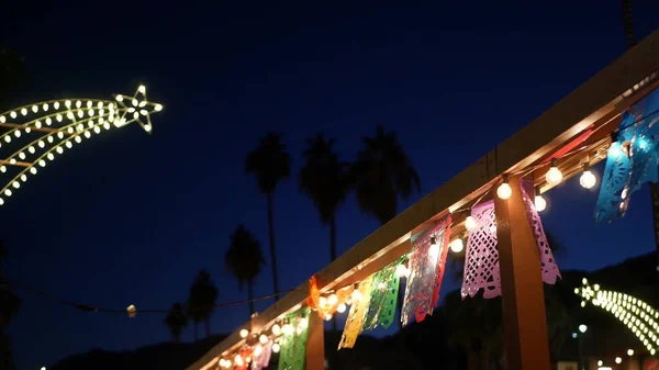 Meksykański perforowany baner papel picado, flagi festiwalowe, papier bibuła girlanda. — Zdjęcie stockowe
