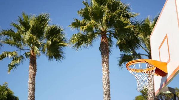 Оранжевый обруч, сетка и спинка для игры в корзину. Баскетбольная площадка на открытом воздухе. — стоковое фото
