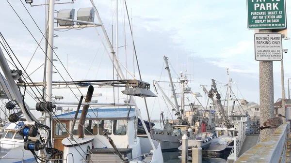マリーナ、漁業、港湾桟橋、米国の漁業における漁船. — ストック写真