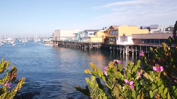 Casas de madera sobre pilotes, puerto de la bahía del océano. Old Fishermans Wharf. Monterey Marina — Foto de Stock