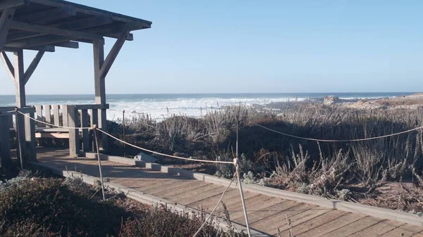 大きな海の波がクラッシュ,岩のクラッジビーチ,カリフォルニア州の海の海岸,ガゼボ酒 — ストック写真