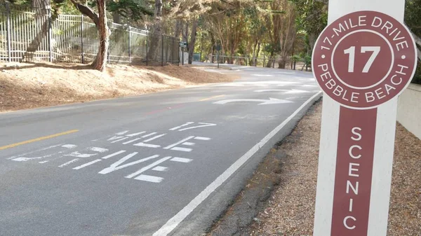 Scenic 17 millas en coche, Monterey, costa de California. Firme en asfalto, señalización vial. —  Fotos de Stock