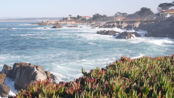 Praia rochosa e escarpada do oceano, ondas do mar batendo na costa, costa da Califórnia em Monterey — Fotografia de Stock