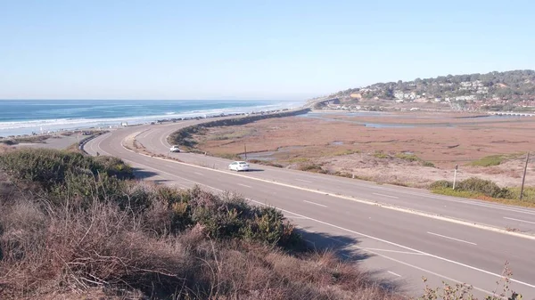 Autostrada wybrzeża Pacyfiku, plaża stanowa Torrey Pines, fale oceaniczne, przybrzeżna Kalifornia — Zdjęcie stockowe