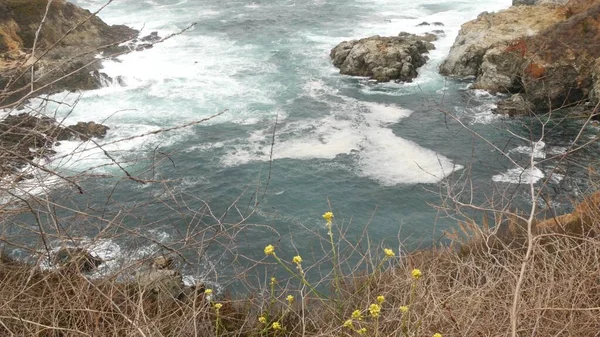 Océano escarpado rocoso, tiempo brumoso. Olas chocando en la playa. California, Big Sur. — Foto de Stock