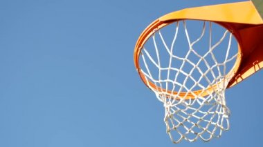 Basketbol sahası, turuncu halka, basket maçı için ağ ve sedye..