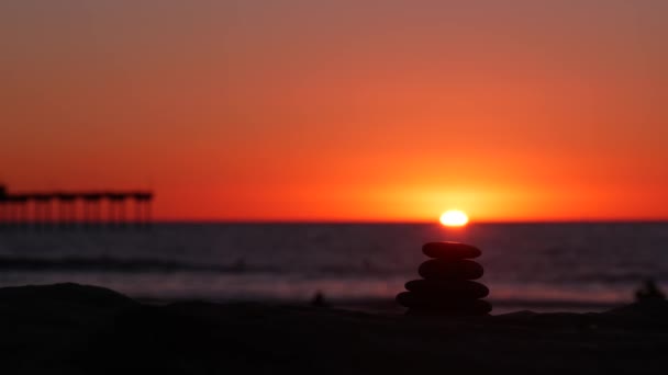 Tumpukan batu kerikil, pasir pantai laut, matahari terbenam langit. Batu menyeimbangkan dengan air. — Stok Video