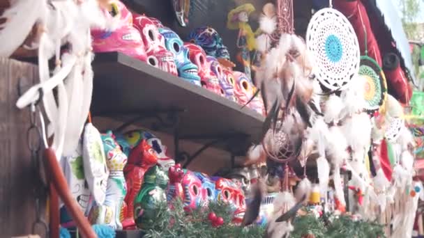 Mexikanische Souvenirs, bunt bemalte Totenköpfe und Traumfänger. Symbol des Todes — Stockvideo