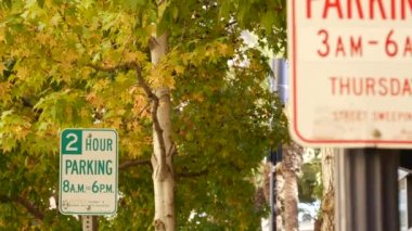 Yeşil park yeri ve kırmızı. Kaliforniya, ABD 'de şehir caddesinde park yolu tabelası yok..