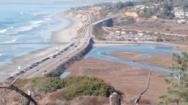 Tiché pobřeží dálnice 1, Torrey Pines státní pláž oceánské vlny, cestování Kalifornie — Stock video