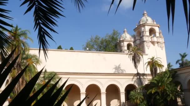 Hiszpańska kolonialna architektura, łuki i kolumny, San Diego Balboa Park — Wideo stockowe