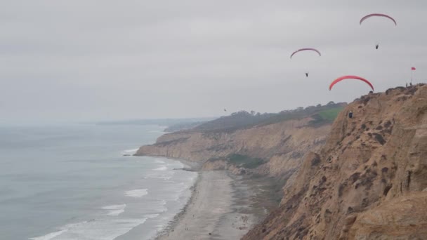 Torrey Pines siklóernyőzik. Ejtőernyős repülés. Kaliforniai óceáni parti szikla — Stock videók