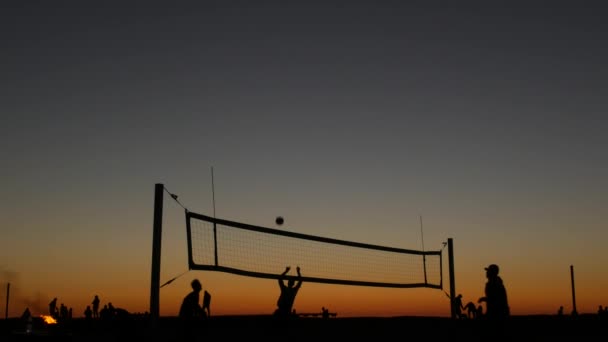 Volleyboll nät silhuett på stranden domstol vid solnedgången, spelare på Kaliforniens kust. — Stockvideo
