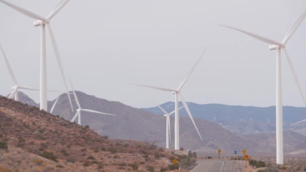 Molinos de viento en el parque eólico, generadores de energía de molinos eólicos. Parque eólico del desierto, Estados Unidos. — Vídeo de stock