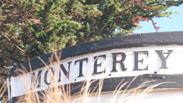 Monterey skylt på båt aktern, fiskebåt nära Cannery Row och Bay Aquarium. — Stockvideo