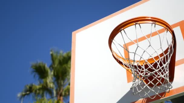 Terrain de basket à l'extérieur, cerceau orange, filet et panneau arrière pour le jeu de basket-ball. — Video