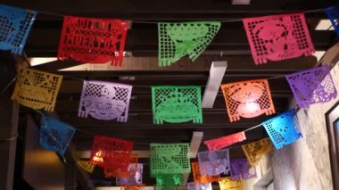 Papel picado çelengi, kağıt mendil delinmiş bayraklar. Meksika partisi ya da fiesta.