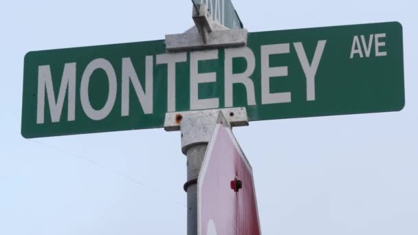 Monterey verkeersbord, California City Street USA. Toeristische plaats, historische hoofdstad — Stockvideo