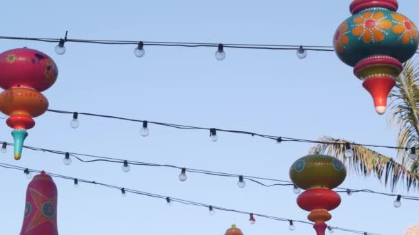 Mexicaanse kleurrijke inrichting voor vakantie, carnaval, feest of fiesta. Garland opknoping. — Stockvideo