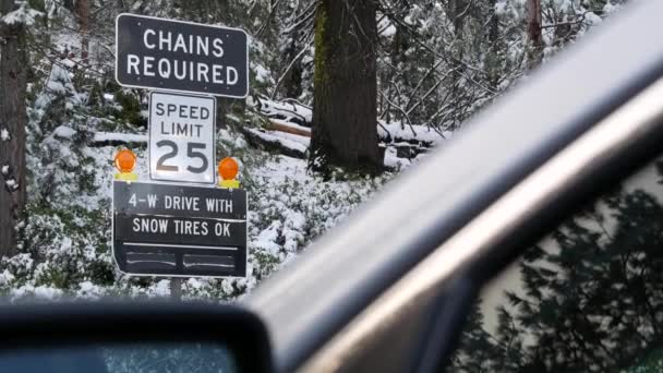 Catene o pneumatici da neve necessari cartello stradale, foresta invernale di Yosemite, California USA. — Video Stock