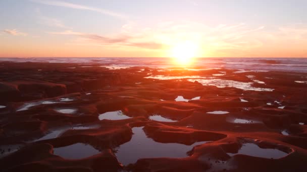 Pembentukan batuan kolam pasang di California. Littoral zona intertidal, matahari terbenam. — Stok Video