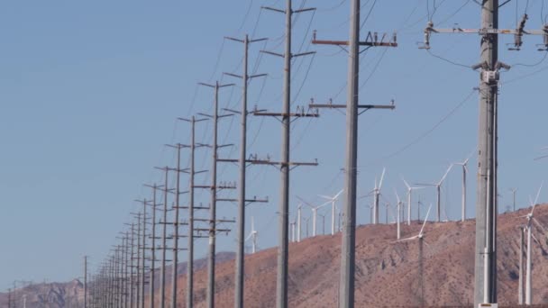 Molinos de viento en el parque eólico, generadores de energía de molinos eólicos. Parque eólico del desierto, Estados Unidos. — Vídeos de Stock