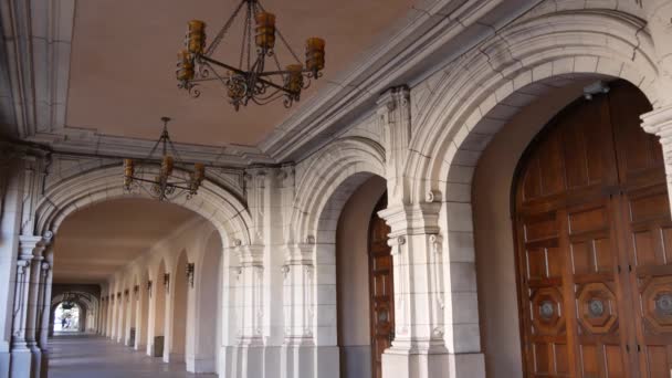 Architecture néocoloniale espagnole, arches et colonnes, San Diego Balboa Park — Video