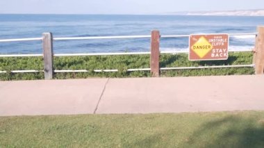 Okyanus sahili, La Jolla kayalığı, rıhtım güvertesi, California. Dengesiz uçurum.