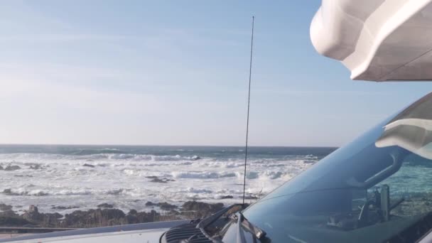 Przyczepa kempingowa na wyjazd. Samochód kempingowy. Ocean morze plaża USA — Wideo stockowe