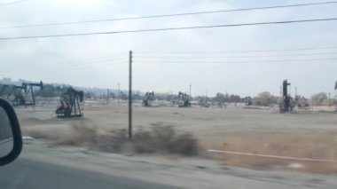 Petrol sahasında pompa valeleri, ABD. Petrol kuyularına ham fosil çıkarma ekipmanları