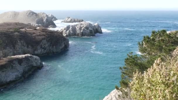 Kayalık uçurum, okyanus plajı, Point Lobos, California sahili. Dalgalar çarpıyor. — Stok video