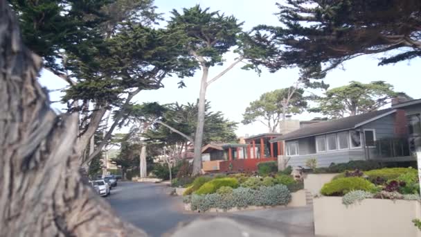 Rue de banlieue, quartier résidentiel, maisons ou maisons, Californie architecture. — Video