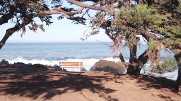 Ozeanstrand und Meereswellen, kalifornische Küste. Strandpromenade leere Bank. — Stockvideo