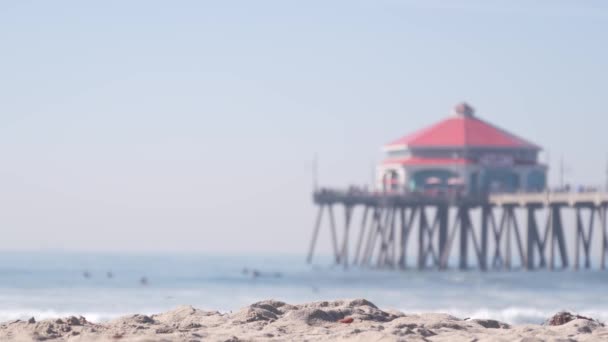 Retro huntington piren, surfing i hav vågor och strand, Kaliforniens kust, USA. — Stockvideo