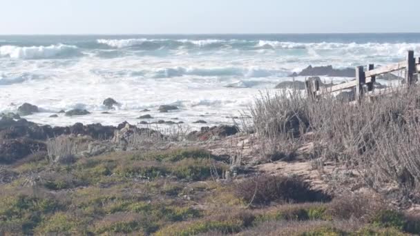 Wielkie burzliwe fale morskie rozbijające się na skalistej skalistej plaży, wybrzeże Kalifornii — Wideo stockowe
