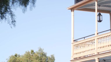Tahta klasik balkon, sömürge tarzı eski tarihi Amerikan evi. XIX yüzyılı.