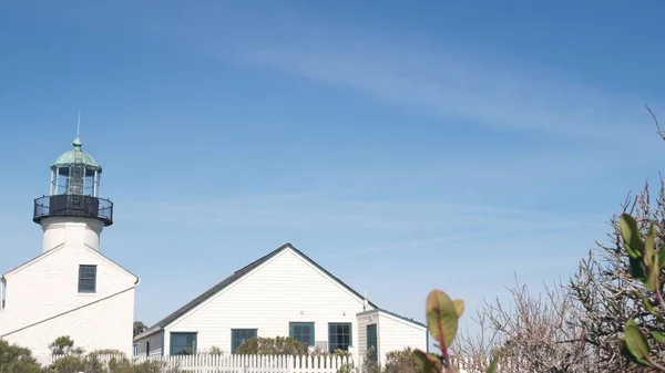 Vintage vuurtoren, retro licht huis, ouderwets klassiek wit baken. — Stockfoto