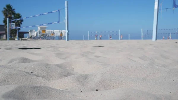 Spelare som spelar volleyboll på strandplan, volleybollspel med boll och nät. — Stockfoto