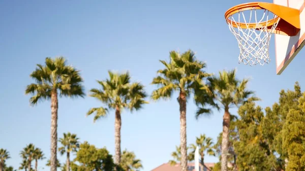Quadra de basquete ao ar livre, aro laranja, rede e backboard para jogo de bola de cesta. — Fotografia de Stock