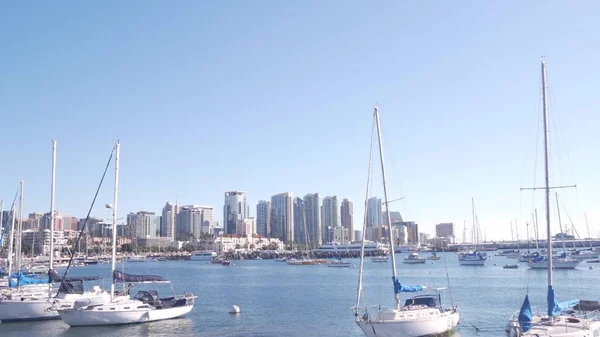 Yachts dans la marina, skyline du centre-ville, San Diego paysage urbain, Californie, États-Unis. — Photo