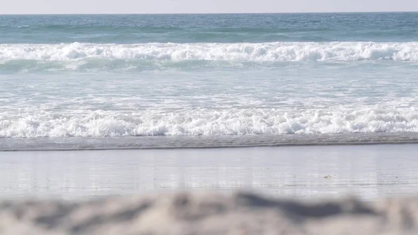 Grandes ondas azuis do oceano batendo na praia, costa pacífica da Califórnia, EUA. Água do mar — Fotografia de Stock