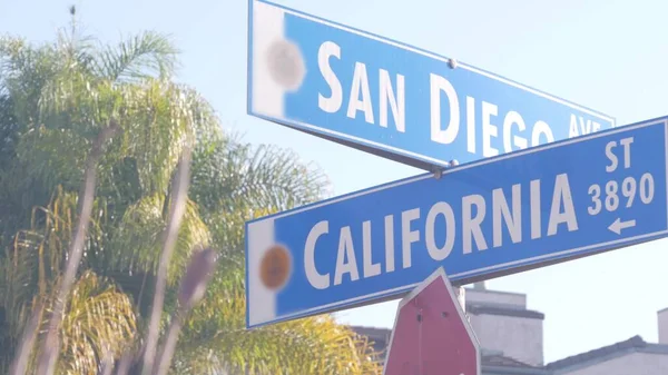 Rua San Diego e Califórnia, sinal de trânsito nos EUA. Crossroad na cidade. — Fotografia de Stock