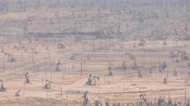 Petrol sahasında pompa valeleri, ABD. Petrol kuyularına ham fosil çıkarma ekipmanları