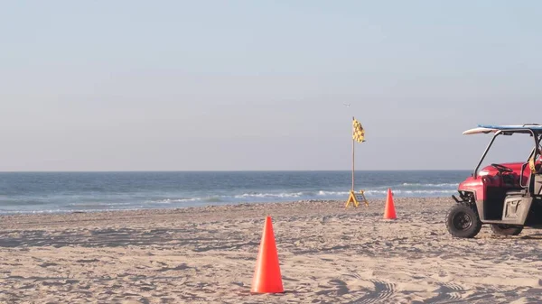 Salvavidas camioneta roja, salvavidas automático en la arena, California playa del océano EE.UU.. — Foto de Stock