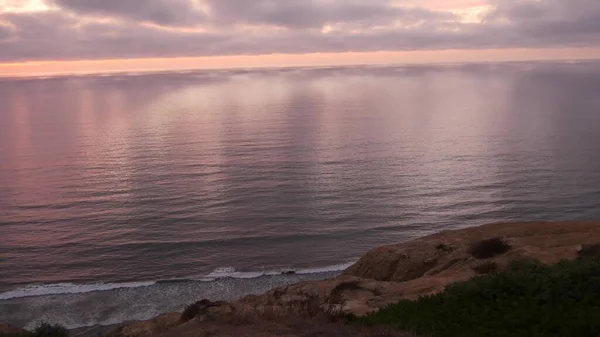 Dramatický západ slunce, obloha a mraky. Torrey Pines, Kalifornské pobřeží, mořská voda — Stock fotografie