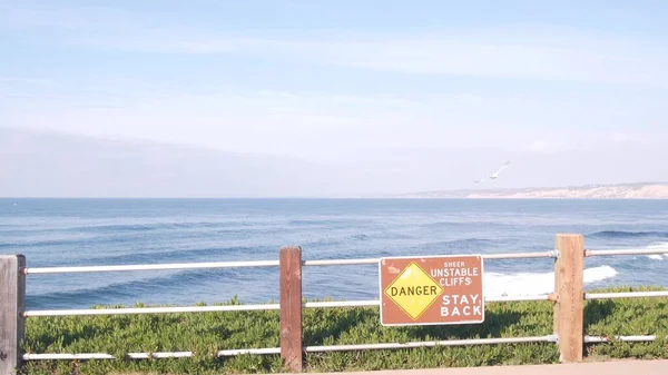 Παραλία Ocean, μπλόφα La Jolla, παραλιακός περίπατος, Καλιφόρνια. Ασταθής γκρεμός. — Φωτογραφία Αρχείου