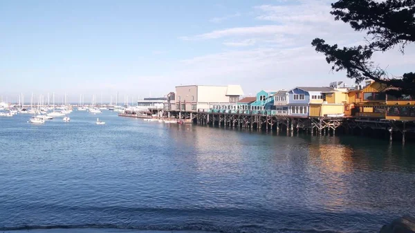 Casas de madeira coloridas em pilhas ou pilares, Old Fishermans Wharf, Monterey Bay. — Fotografia de Stock