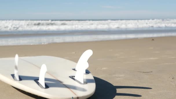 サーフィンのためのサーフボードは、ビーチの砂、カリフォルニア州海岸、米国に横たわっていた。海の波. — ストック動画